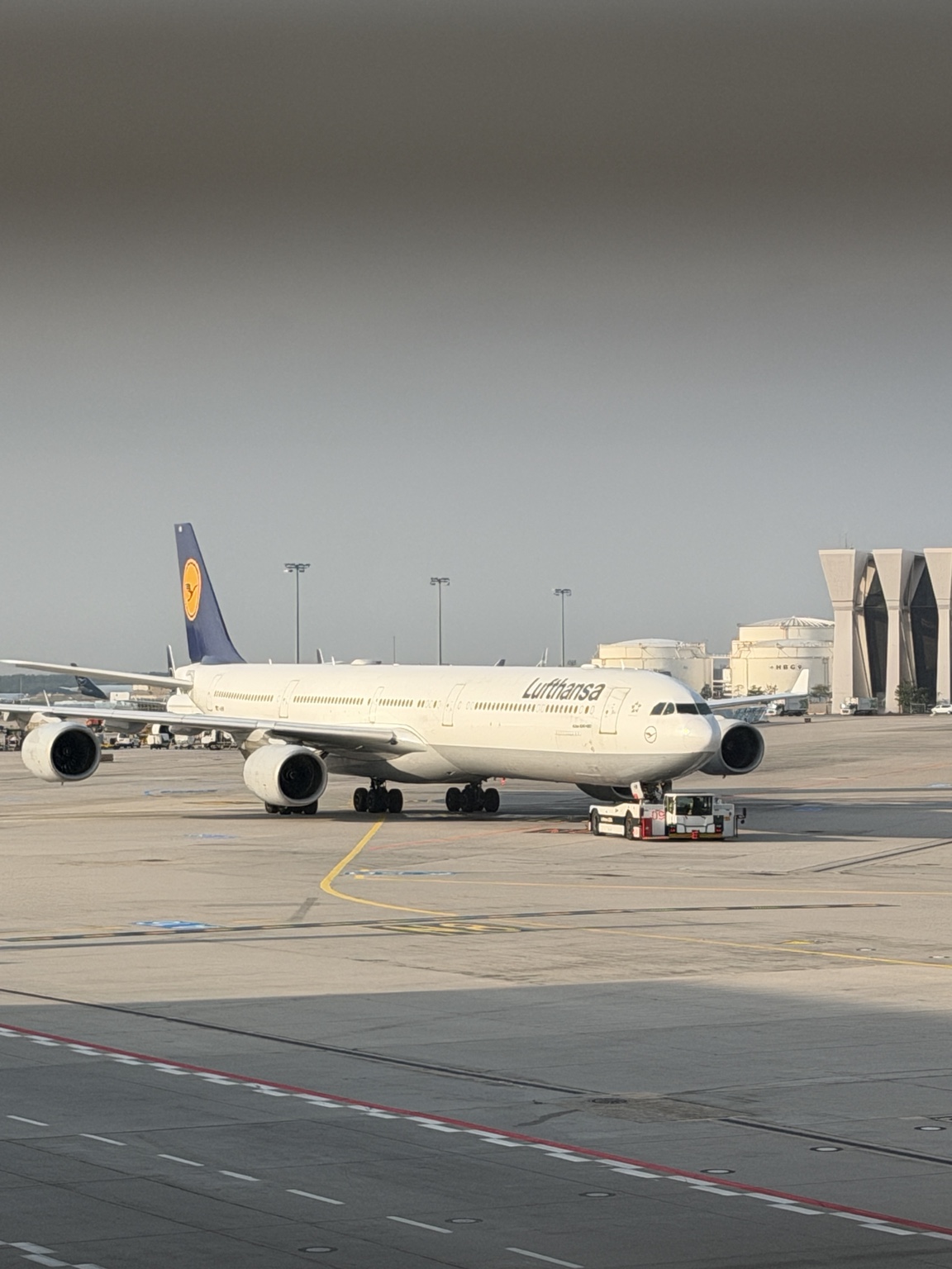 D-AIHW mit einem Schleppfahrzeug auf dem Vorfeld. · © jetpix_th
