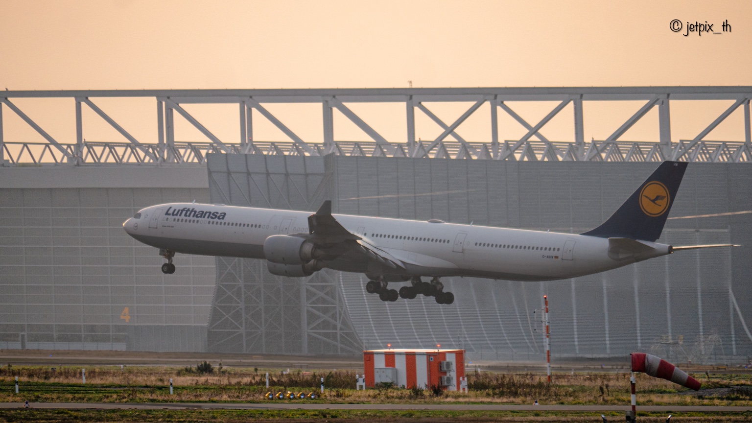 D-AIHW kurz vor dem Aufsetzen im Frankfurter Morgenlicht. · © jetpix_th