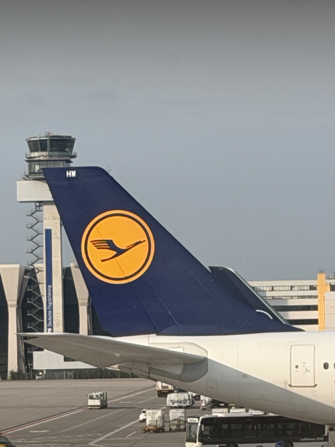 Das blaue Leitwerk mit dem goldenen Lufthansa-Kranich. · © jetpix_th